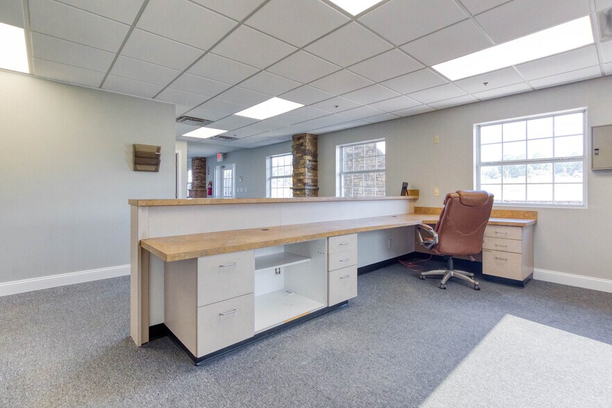 More Photos Of 1585 Access Rd, Covington Flex For Lease