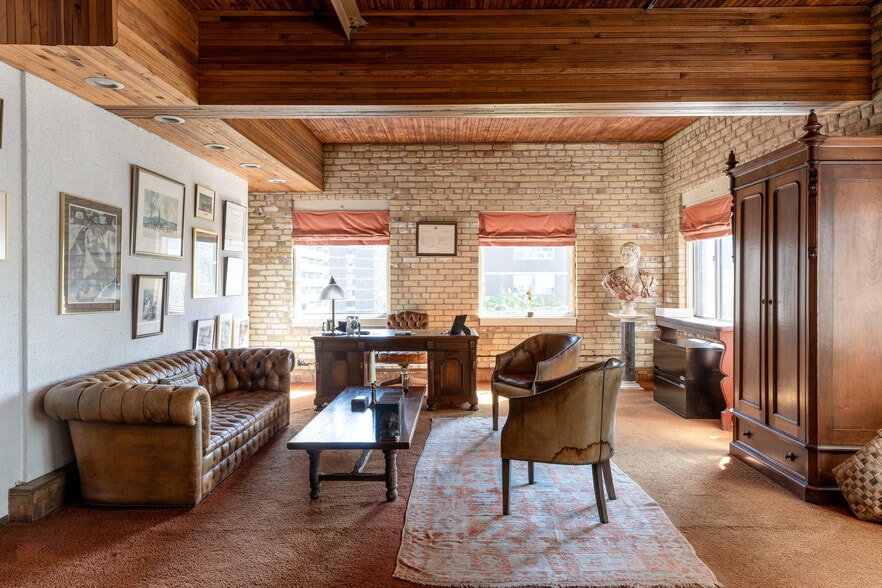 More Photos Of 18 Gloucester Ln, Toronto Office Residential For Sale