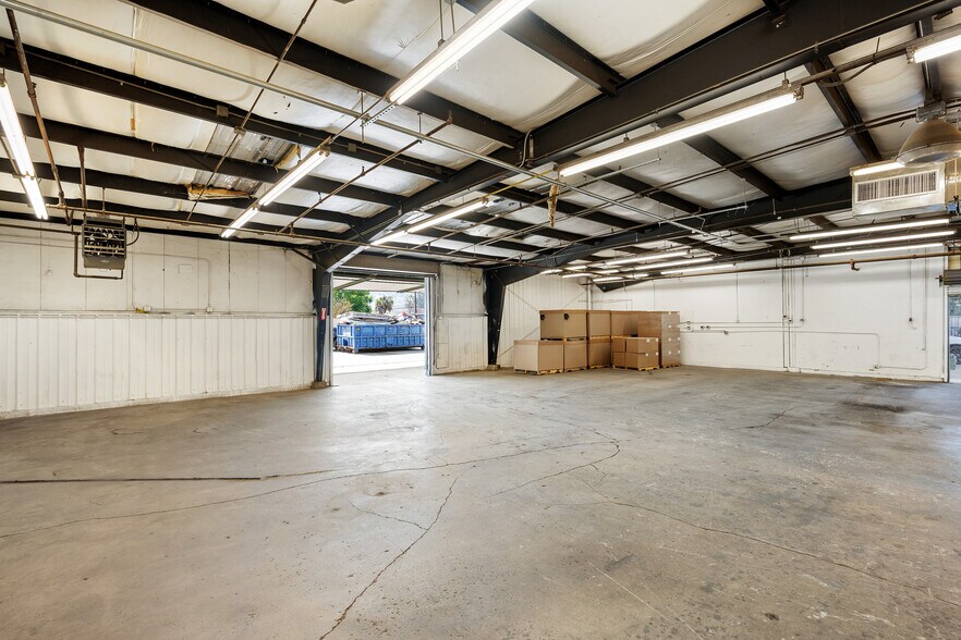 More Photos Of 1570 W Mission Blvd, Pomona Manufacturing For Lease