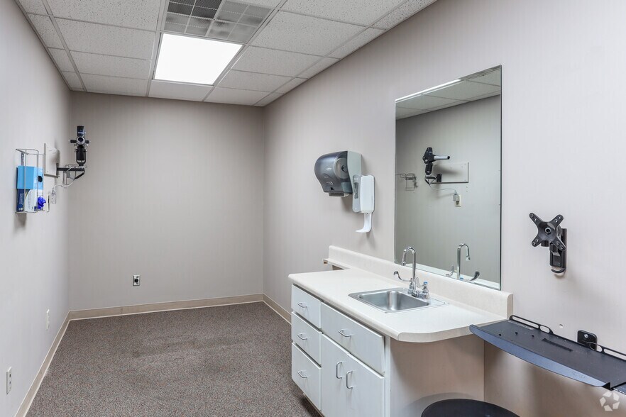 More Photos Of 2308 Palmyra Rd, Albany Medical For Lease