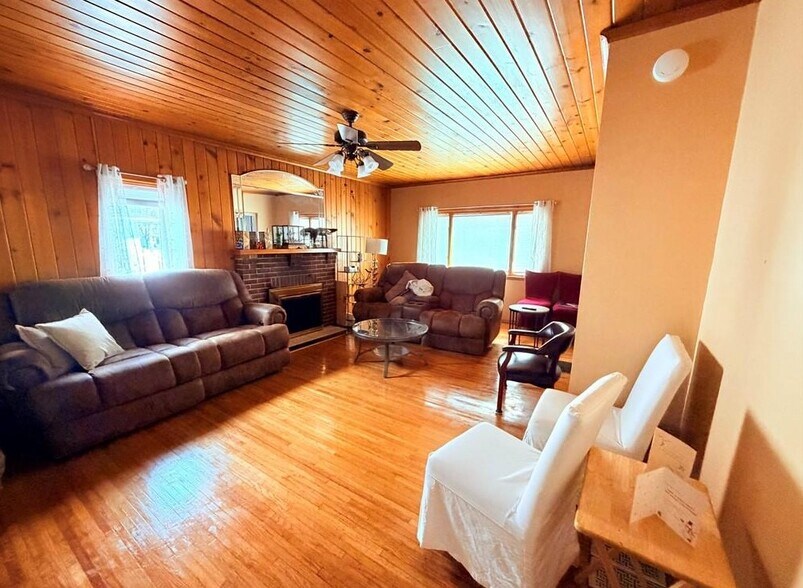 More Photos Of 158 Lake St, Hamburg General Retail For Sale