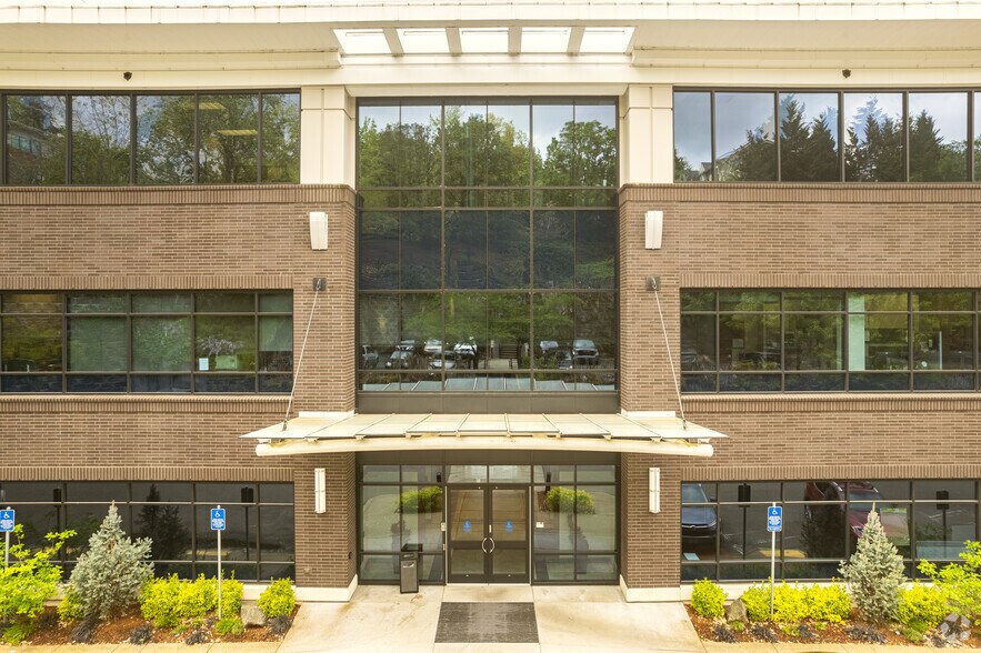 More Photos Of 1730-1750 Blankenship Rd, West Linn Office For Sale