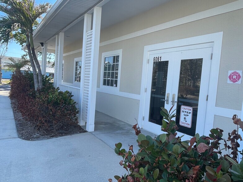 More Photos Of 6061 Estero Blvd, Fort Myers Bank For Sale