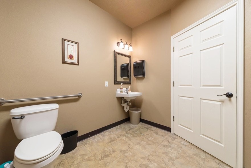 More Photos Of 4337 Crow Rd, Beaumont Medical For Lease