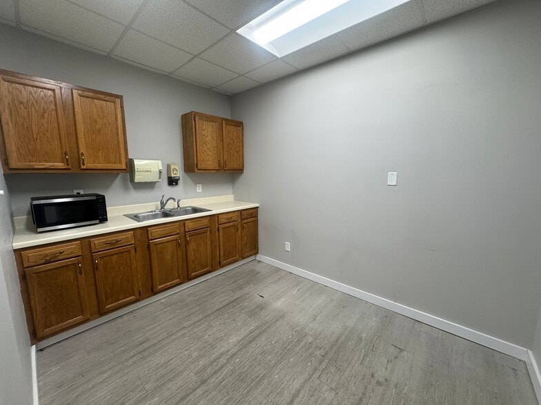 More Photos Of 2425 Scottsville Rd, Bowling Green Storefront Retail Office For Lease