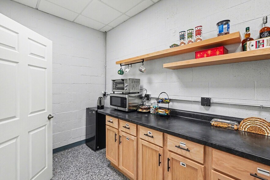 More Photos Of 5650 Jamestown Rd, Shelby Township Warehouse For Sale