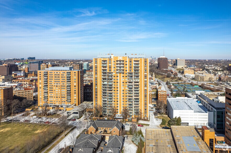 More Photos Of 121 W 48th St, Kansas City Apartments For Lease