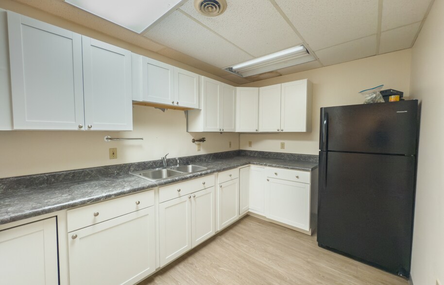 More Photos Of 100 Arbor Dr, Christiansburg Office For Lease