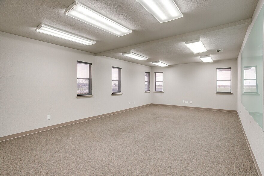 More Photos Of 2030 S Las Vegas Trl, White Settlement Office For Sale