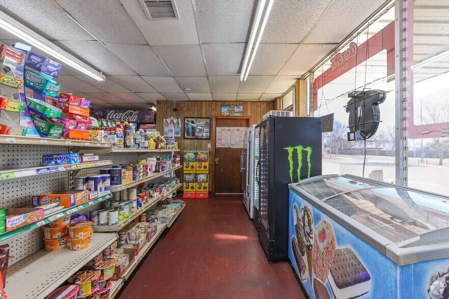 More Photos Of 401 W Broadway St, Altus Convenience Store For Sale