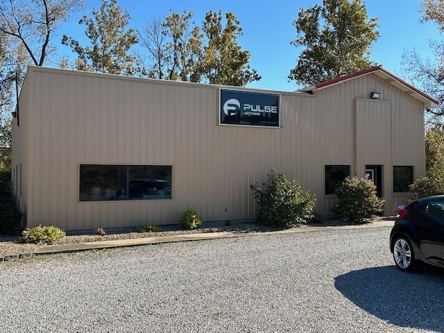 Primary Photo Of 1802 N High St, Cape Girardeau Auto Repair For Lease