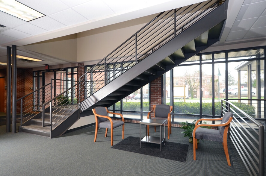 More Photos Of 400 W 7th St, Bloomington Office For Lease