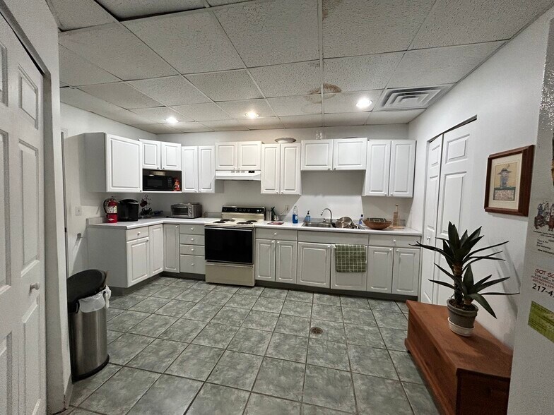 More Photos Of 3234 S Westnedge Ave, Kalamazoo Medical For Sale