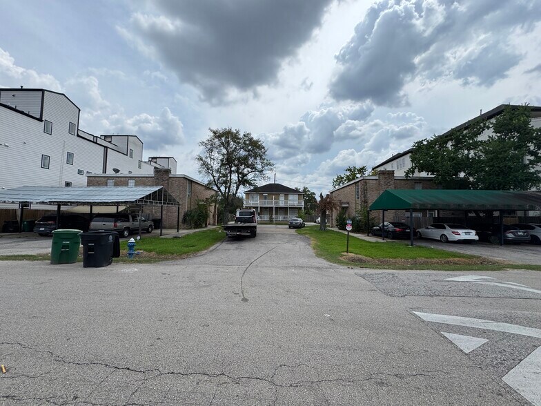 More Photos Of 5621 Val Verde St, Houston Apartments For Sale