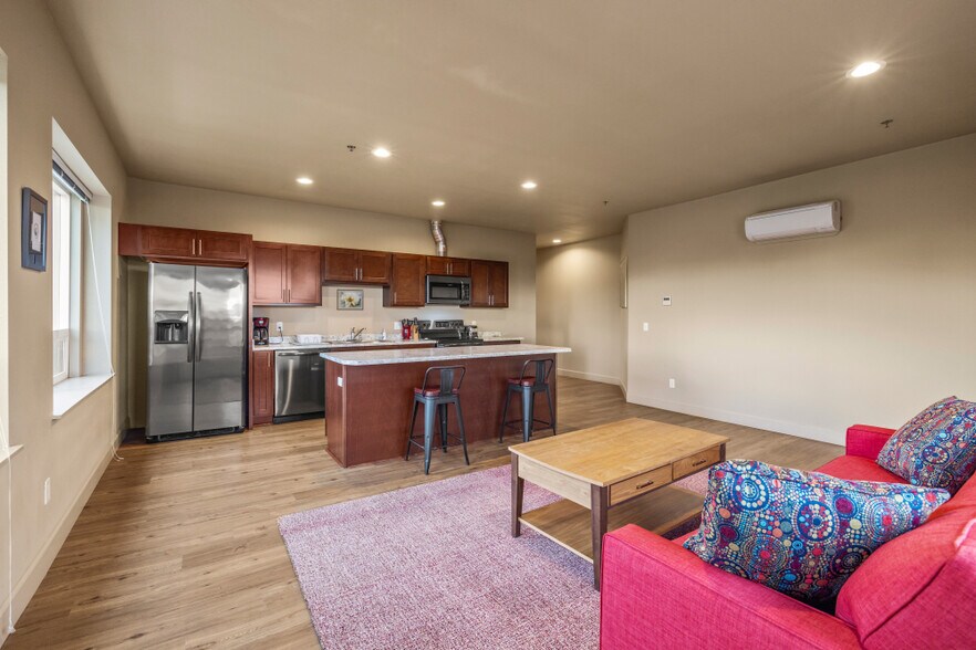 More Photos Of 125 S 6th St, Klamath Falls Flex For Sale