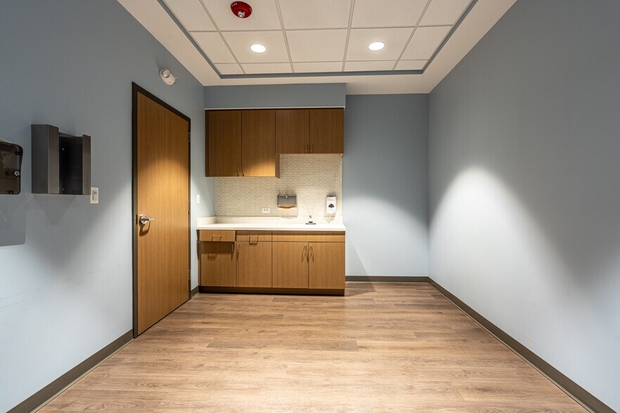 More Photos Of 456 Nelson Rd, New Lenox Freestanding For Lease