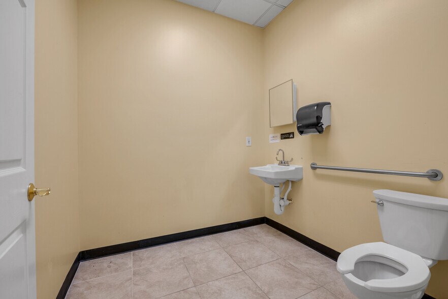 More Photos Of 15 Cr-66, Huntington Station Unknown For Lease