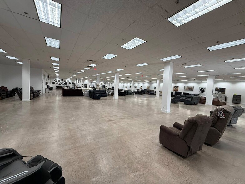 More Photos Of 1000 S Main St, Roswell Freestanding For Sale