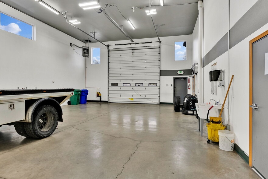 More Photos Of 11445 N Reed Rd, Hayden Warehouse For Lease