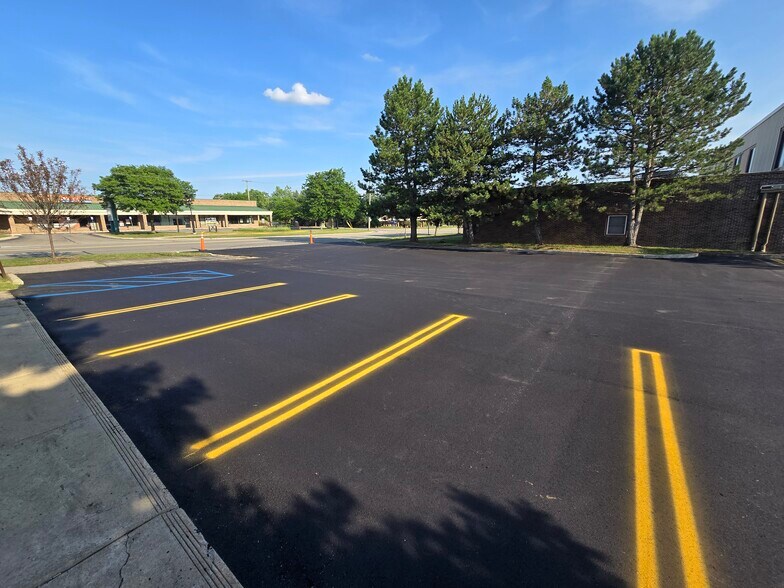 More Photos Of 2250 Pontiac Rd, Auburn Hills Office For Lease