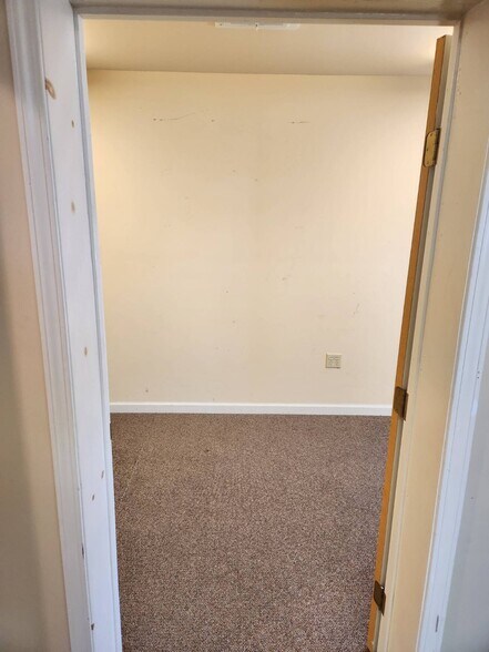 More Photos Of 502 Twin Bridges Rd, Alexandria Self Storage For Lease
