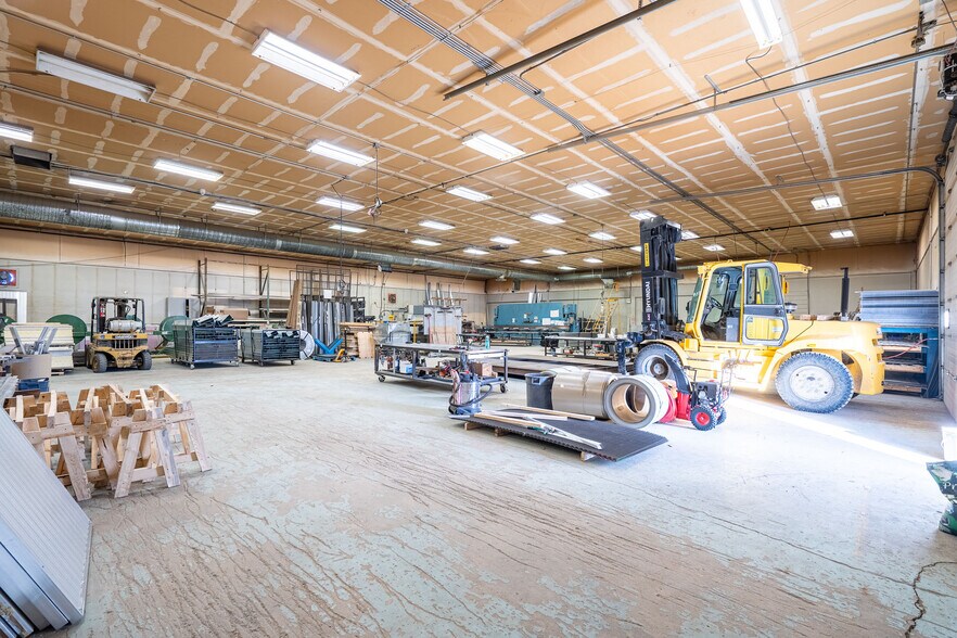 More Photos Of 4702 40 Av, Lloydminster Industrial For Lease