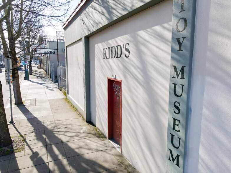 More Photos Of 1305 SE Grand Ave, Portland Storefront For Lease