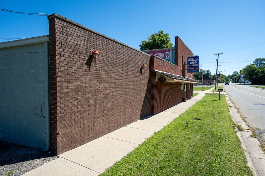 More Photos Of 18089 W State St, Vandalia General Retail For Sale