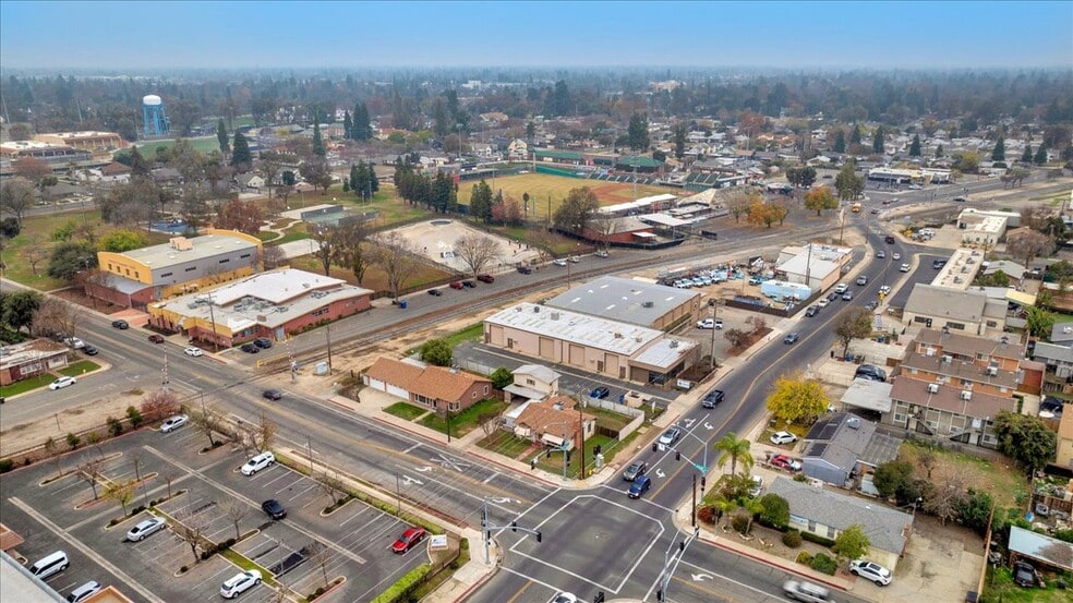 More Photos Of 1027 W Murray Ave, Visalia Service For Sale