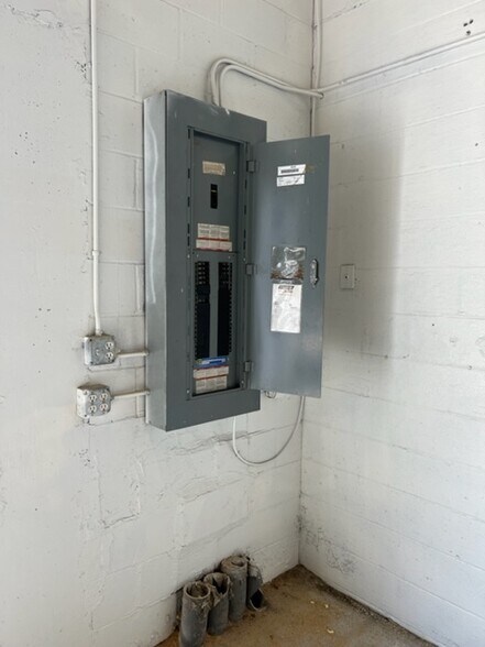 More Photos Of 692 Edgewood Ave N, Jacksonville Warehouse For Lease