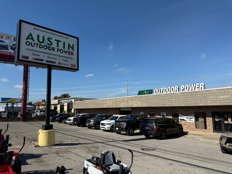 More Photos Of 11104 N Lamar Blvd, Austin Showroom For Lease