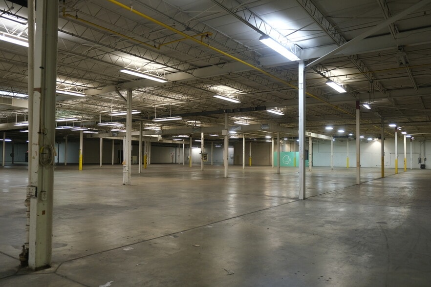 More Photos Of 1291-1299 N Highway Dr, Fenton Warehouse For Lease