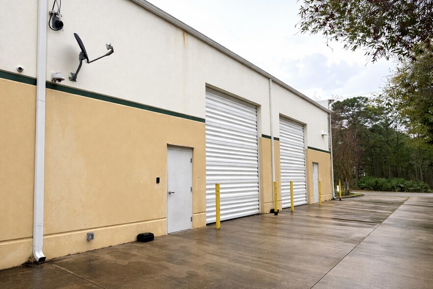 More Photos Of 559-569 NW Mercantile Pl, Port Saint Lucie Light Distribution For Lease