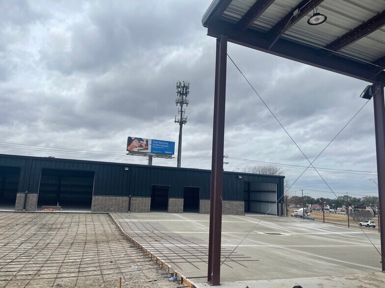 More Photos Of 6600 Calmont Ave, Fort Worth Flex For Lease