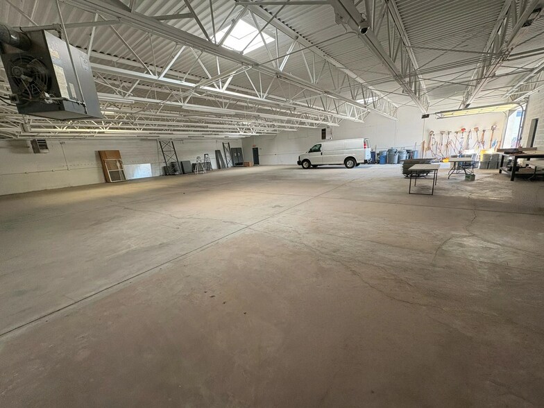 More Photos Of 2011 Austin Dr, Troy Warehouse For Lease