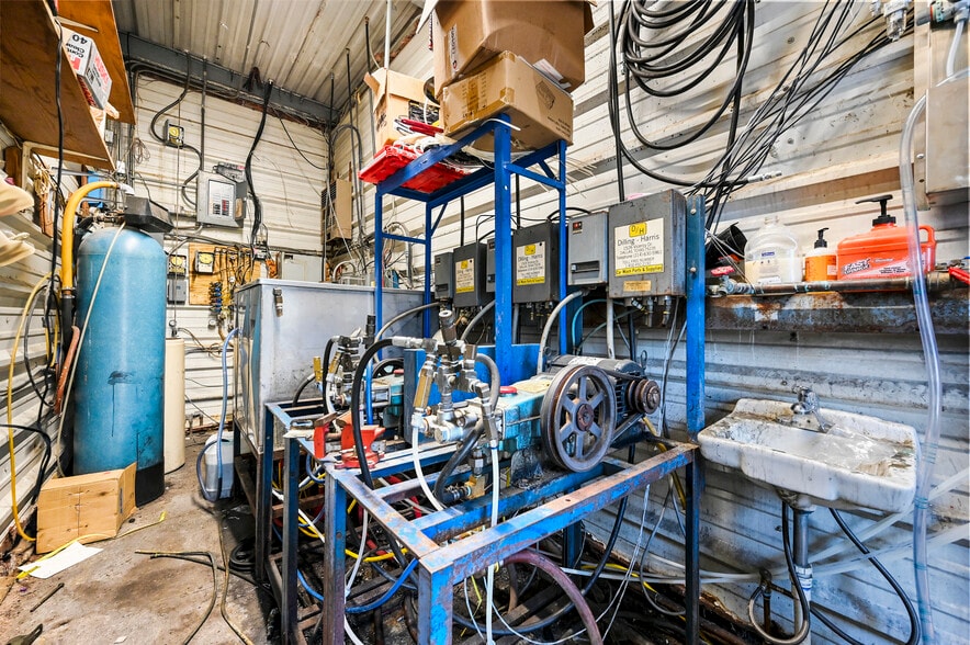 More Photos Of 805 Poindexter Ave, Cleburne Carwash For Sale