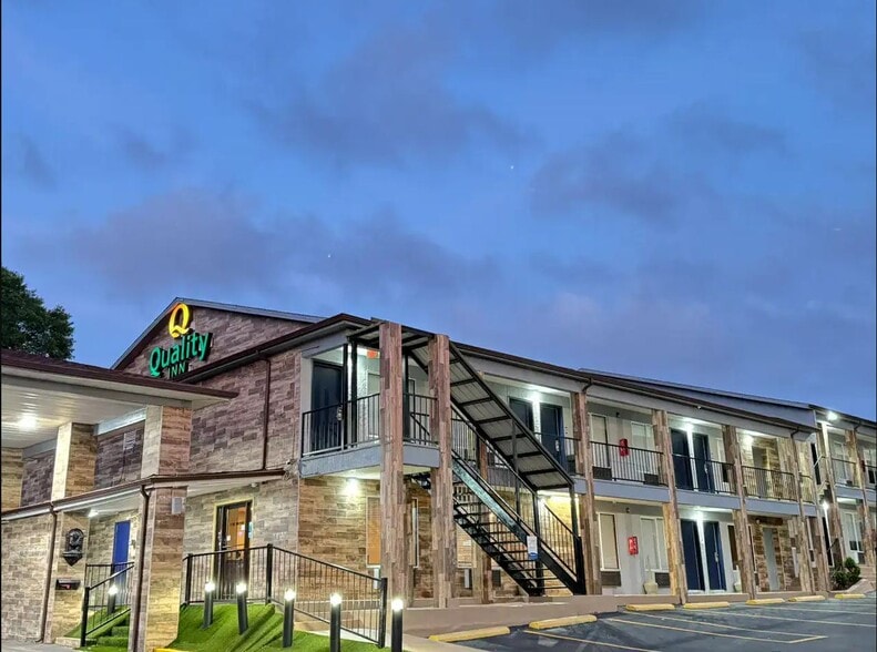 More Photos Of 3925 S Ferdon Blvd, Crestview Hotel For Sale