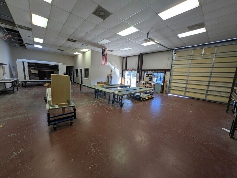 More Photos Of 3728 Byrnes Dr, Saint Stephen Showroom For Sale