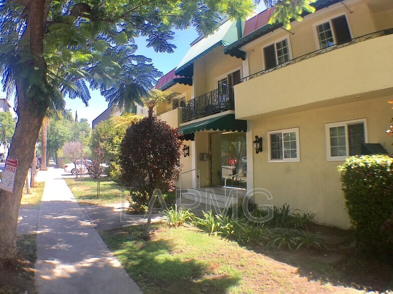 More Photos Of 8130 Norton Ave, West Hollywood Apartments For Sale
