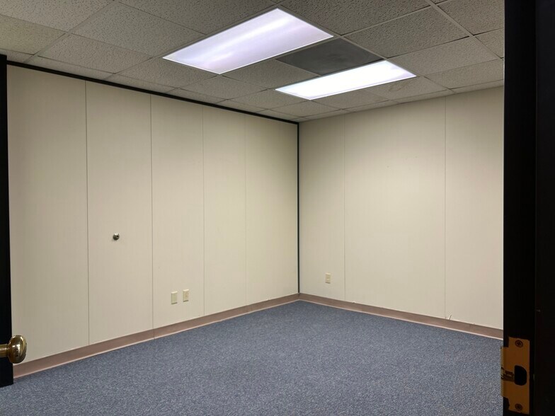 More Photos Of 421-425 S Military Ave, Green Bay Office For Lease