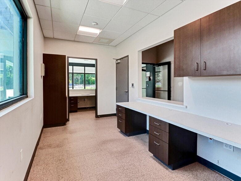 More Photos Of 7901 Palm River Rd, Tampa Medical For Lease