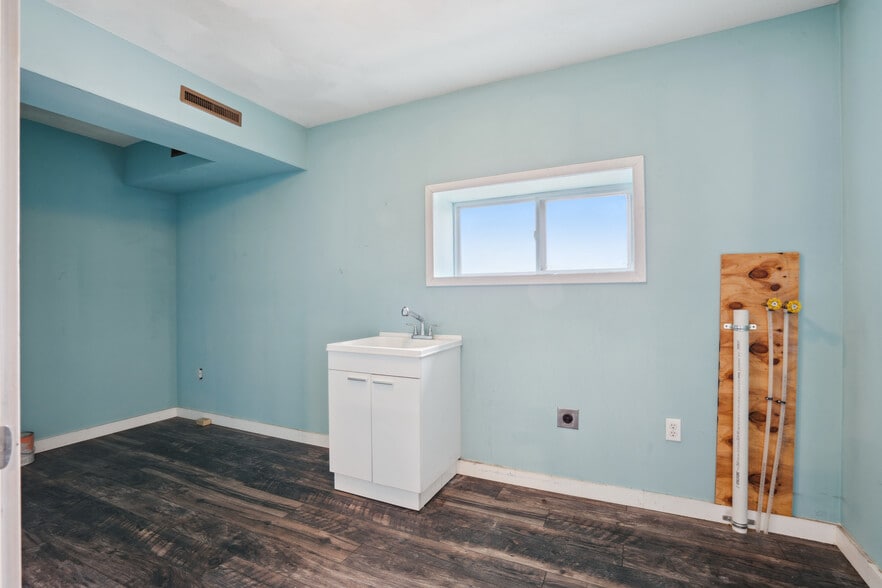 More Photos Of 1001 Short St, Decorah Auto Dealership For Sale