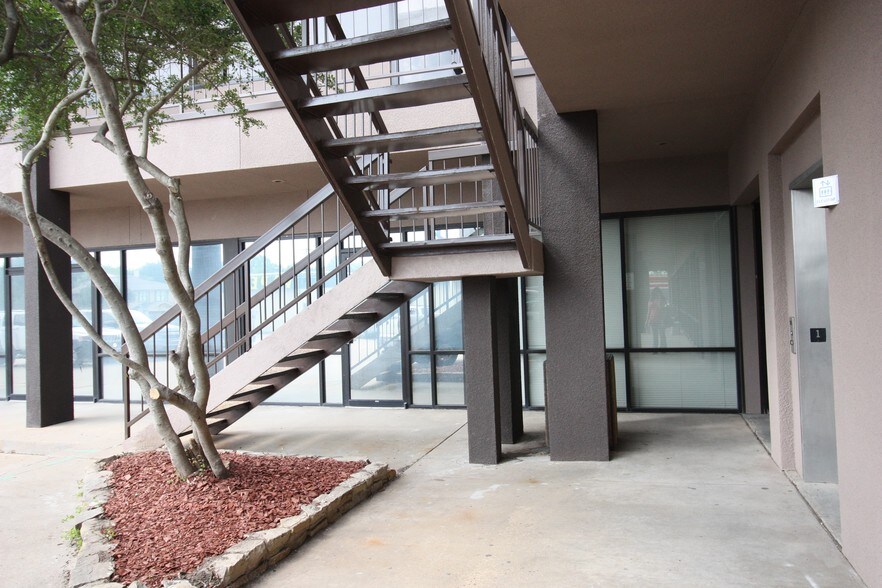 More Photos Of 1014 Ferris Ave, Waxahachie Freestanding For Lease