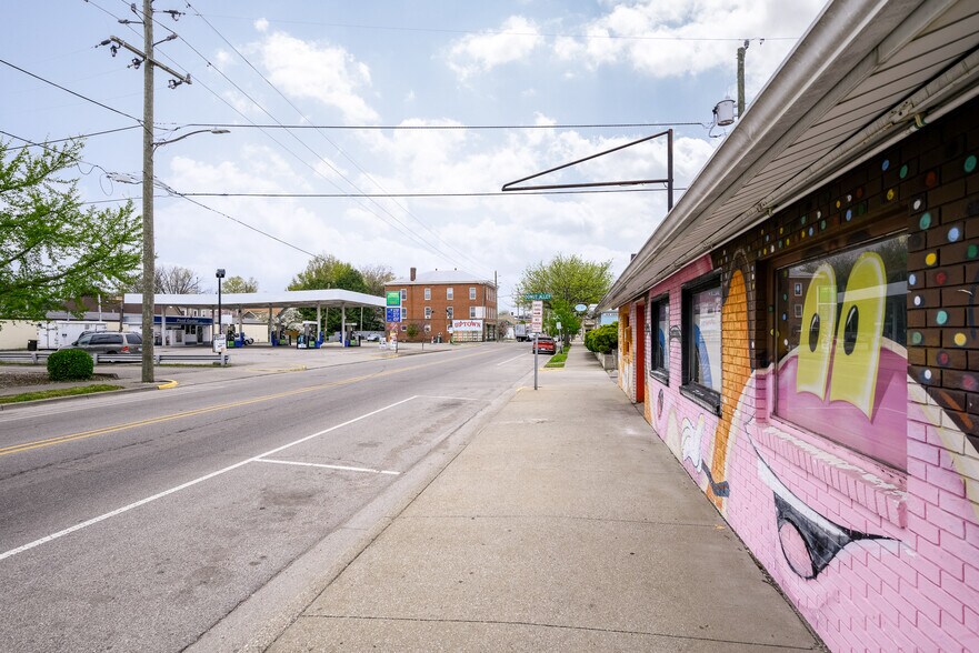More Photos Of 514 Vincennes St, New Albany Freestanding For Sale