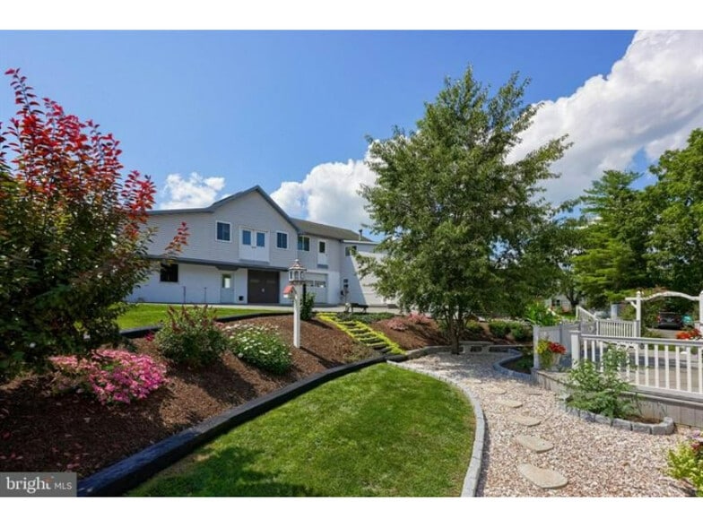 More Photos Of 240 Railroad Ave, Bird In Hand Flex For Sale