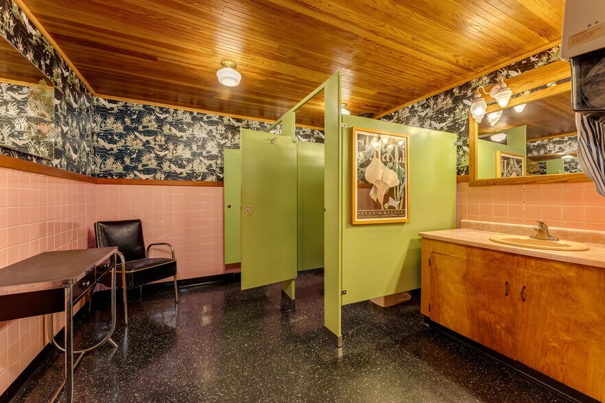 More Photos Of 1325 E Columbia River Hwy, Troutdale Restaurant For Sale