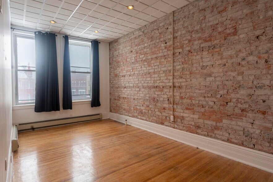 More Photos Of 21 Market Pl, Stratford Storefront Retail Residential For Sale