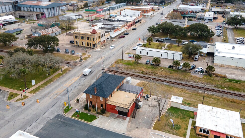 More Photos Of 1 N Mechanic St, El Campo Office For Sale