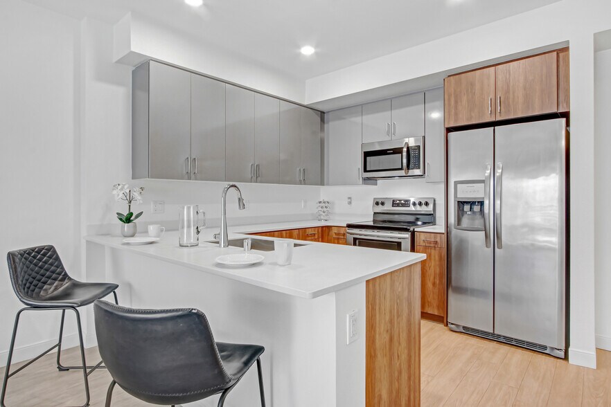 More Photos Of 6625 Reseda Blvd, Reseda Apartments For Lease