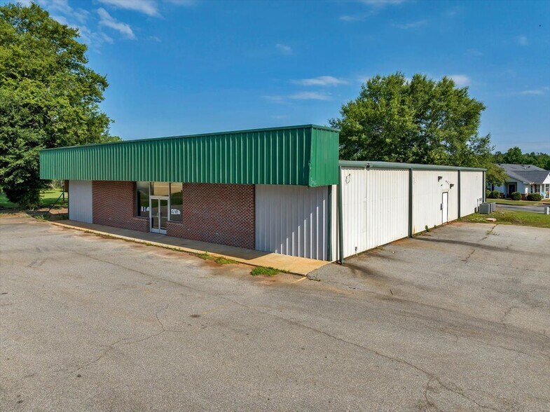 More Photos Of 19276 Hartford St, Edison Freestanding For Sale